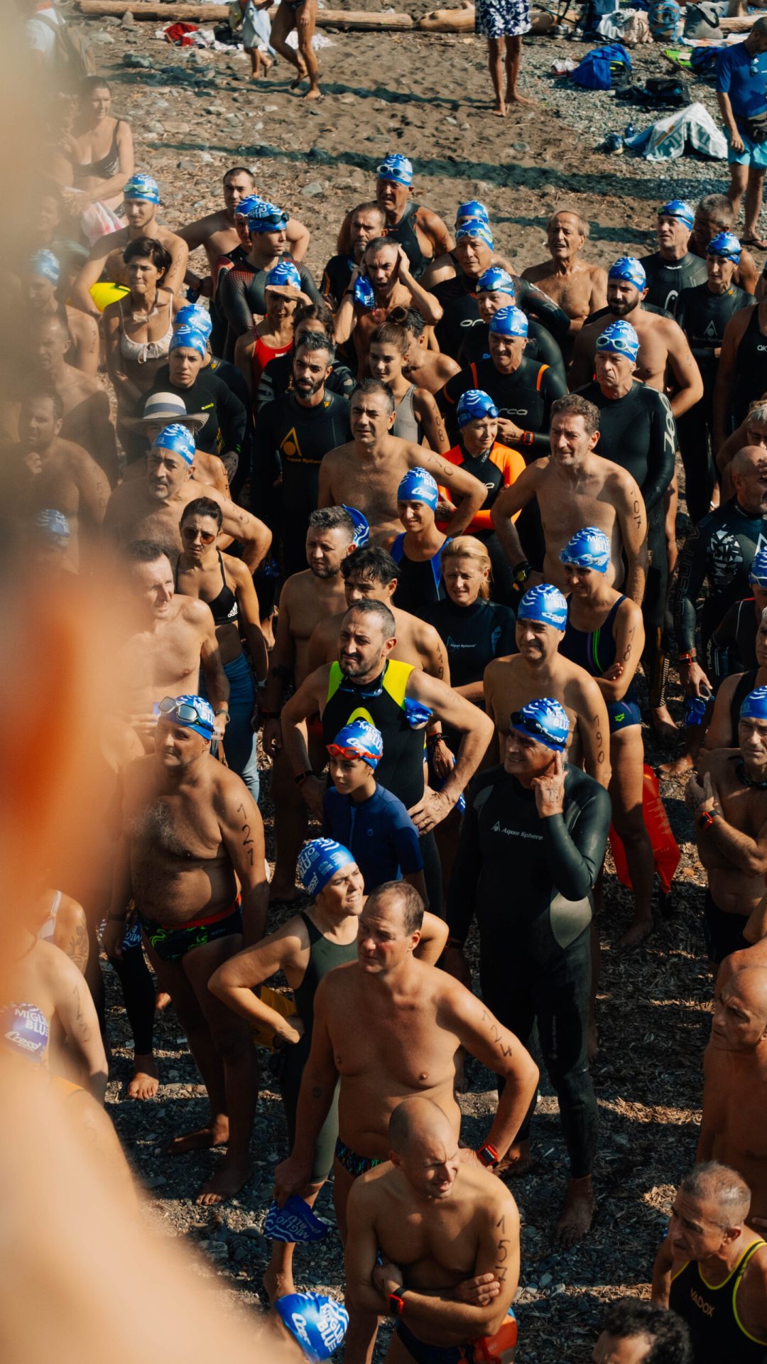 Un gruppo di genovesi in muta sulla spiaggia.