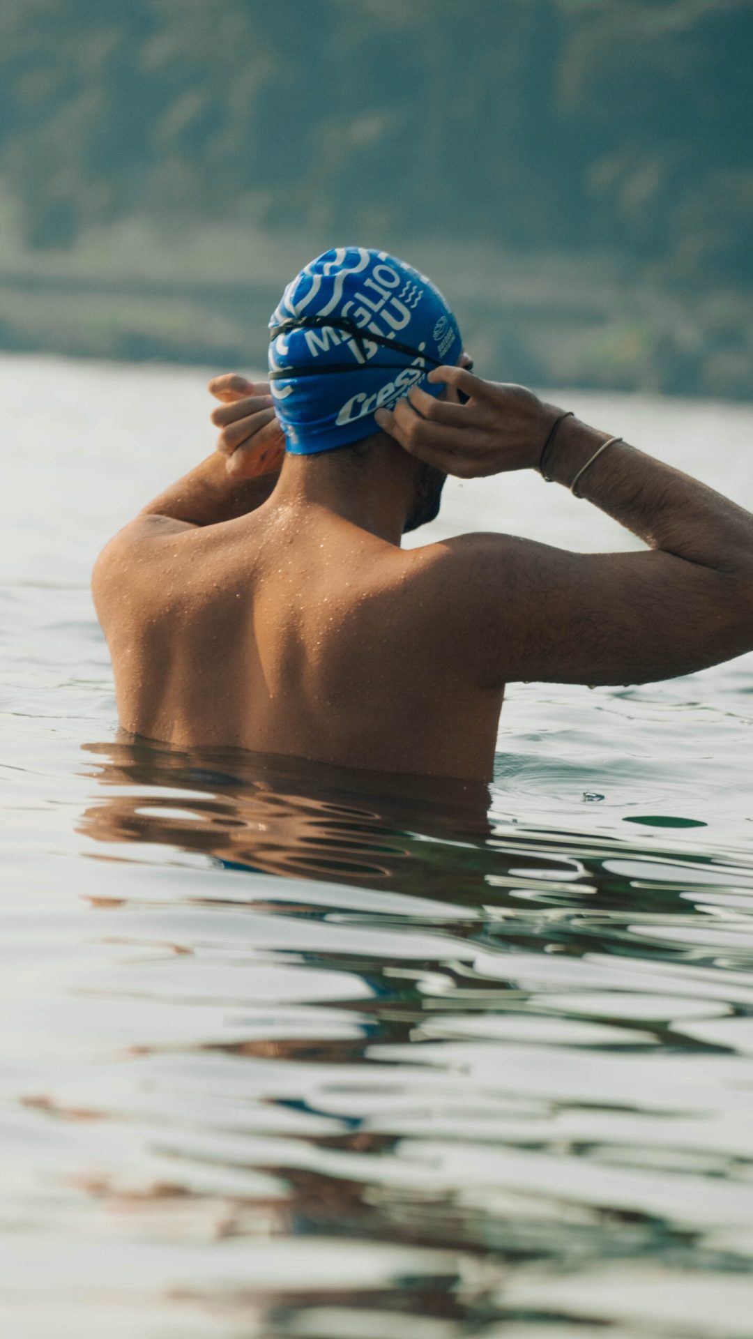 Un uomo con un berretto blu in acqua, catturato da un videomaker di Genova sui loro siti web.